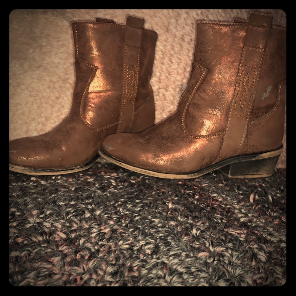Copper brown, high ankle, pull on boot. Size 6.